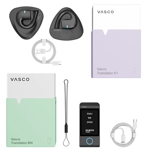 M4 E1 set Vasco Translator E1-set med två trådlösa översättningshörlurar, laddningskabel, guide, påse och förpackning, visas bredvid Vasco Translator M4-lådan med dess rem och kabel.
