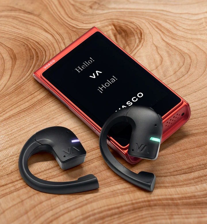 En man klickar på inställningar för översättningshörlurarna på Vasco V4-enheten